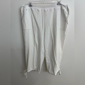 Onque Woman 3X White Crop Stretchy Pants with Textured Pocket Design.